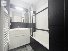 Appartement en Rez-de-jardin entièrement rénové vue LAC , 2 chambres , Climatisé avec Place de Parking 