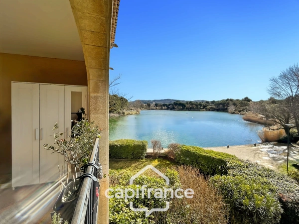 Domaine et golf de Pont Royal appartement  climatisé résidence du  lac de 43 m2 , vue lac , terrasse loggia exposition sud , place de parking , cave collective  