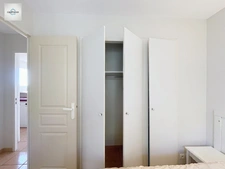 Domaine de Pont royal, spacieux et lumineux appartement de 41 m2,belle vue, localisé en angle, une chambre,  grande loggia terrasse, place de parking  sous la résidence 