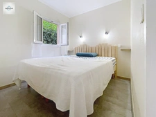 Domaine de Pont Royal  rez de jardin Appartement rénové et climatisé  de 43 m² avec terrasse, jardin et vue lac, place parking 