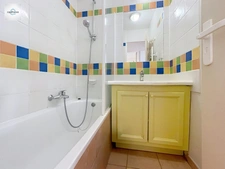 Domaine de Pont royal, spacieux et lumineux appartement de 41 m2,belle vue, localisé en angle, une chambre,  grande loggia terrasse, place de parking  sous la résidence 