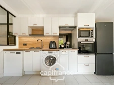 Renovated and air-conditioned 40m2 ground-floor apartment with one bedroom and shower room, covered terrace, and access to a private residential swimming pool.