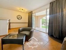 Domaine et golf de Pont Royal, appartement rare en angle et en rez-de-jardin de 42 m2 , 1 chambre double et une chambre lits supperposés , place de stationnement