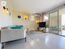 Domaine de Pont Royal  rez de jardin Appartement rénové et climatisé  de 43 m² avec terrasse, jardin et vue lac, place parking 