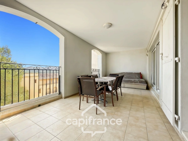 Domaine de Pont royal, BEL APPARTEMENT de 57 m2 1er étage avec ascenseur , terrasse vue dégagée, piscine en résidence.