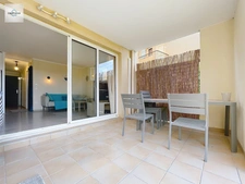 Domaine de Pont Royal  rez de jardin Appartement rénové et climatisé  de 43 m² avec terrasse, jardin et vue lac, place parking 