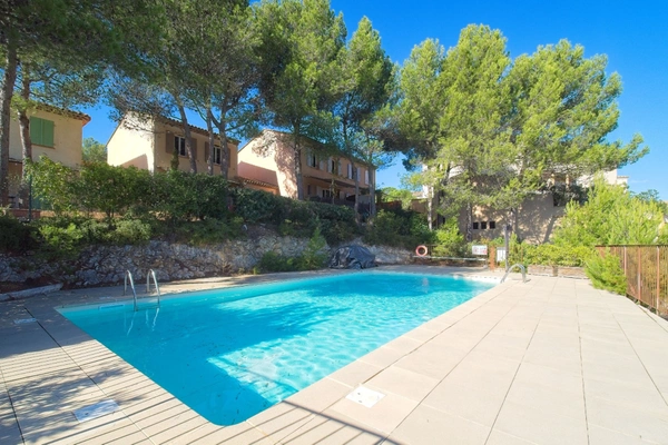 MAISON FAMILIALE de 80 m2 de surface au sol,terrain 180 m2, 3 chambres, salle de bain, salle d'eau, jardin, terrasse abritée, piscine résidentielle, place de parking privative 