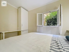 Domaine de Pont Royal  rez de jardin Appartement rénové et climatisé  de 43 m² avec terrasse, jardin et vue lac, place parking 
