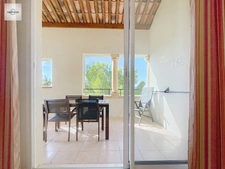 Domaine de Pont royal, spacieux et lumineux appartement de 41 m2,belle vue, localisé en angle, une chambre,  grande loggia terrasse, place de parking  sous la résidence 
