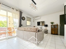 Appartement 40m2 rénové et climatisé, en rez de jardin, une chambre et sa salle de douche, sa terrasse couverte , piscine résidentielle intimiste
