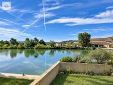 Domaine de Pont Royal  rez de jardin Appartement rénové et climatisé  de 43 m² avec terrasse, jardin et vue lac, place parking 