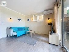 Domaine de Pont Royal  rez de jardin Appartement rénové et climatisé  de 43 m² avec terrasse, jardin et vue lac, place parking 