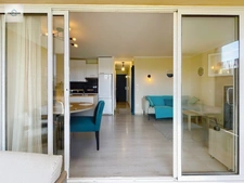 Domaine de Pont Royal  rez de jardin Appartement rénové et climatisé  de 43 m² avec terrasse, jardin et vue lac, place parking 