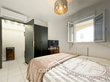 Renovated and air-conditioned 40m2 ground-floor apartment with one bedroom and shower room, covered terrace, and access to a private residential swimming pool.