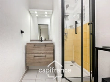 Appartement 40m2 rénové et climatisé, en rez de jardin , une chambre et sa salle de douche, sa terrasse couverte ,, piscine résidentielle intimiste