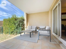 Appartement en Rez-de-jardin entièrement rénové vue LAC , 2 chambres , Climatisé avec Place de Parking 