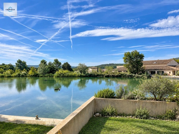 Domaine de Pont Royal  rez de jardin Appartement rénové et climatisé  de 43 m² avec terrasse, jardin et vue lac, place parking 