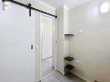 Appartement en Rez-de-jardin entièrement rénové vue LAC , 2 chambres , Climatisé avec Place de Parking 