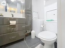 Appartement en Rez-de-jardin entièrement rénové vue LAC , 2 chambres , Climatisé avec Place de Parking 