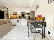 Renovated and air-conditioned 40m2 ground-floor apartment with one bedroom and shower room, covered terrace, and access to a private residential swimming pool.