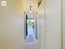 Appartement en Rez-de-jardin entièrement rénové vue LAC , 2 chambres , Climatisé avec Place de Parking 