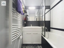 Domaine de Pont Royal  rez de jardin Appartement rénové et climatisé  de 43 m² avec terrasse, jardin et vue lac, place parking 