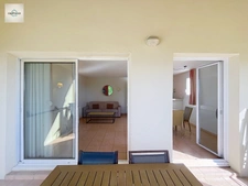 Domaine de Pont royal, spacieux et lumineux appartement de 41 m2,belle vue, localisé en angle, une chambre,  grande loggia terrasse, place de parking  sous la résidence 