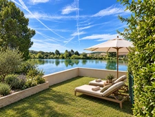 Domaine de Pont Royal  rez de jardin Appartement rénové et climatisé  de 43 m² avec terrasse, jardin et vue lac, place parking 