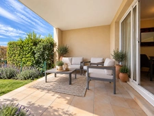 Domaine de Pont Royal  rez de jardin Appartement rénové et climatisé  de 43 m² avec terrasse, jardin et vue lac, place parking 