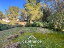 DOMAINE de PONT ROYAL, rental investment of a charming 45 m2 family bastidon, renovated and maintained, on one floor, comprising 2 bedrooms, garden and parking space