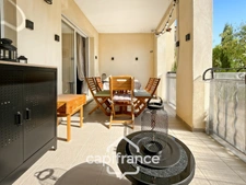 Appartement 40m2 rénové et climatisé, en rez de jardin , une chambre et sa salle de douche, sa terrasse couverte ,, piscine résidentielle intimiste