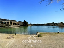 Domaine et golf de Pont Royal appartement  climatisé résidence du  lac de 43 m2 , vue lac , terrasse loggia exposition sud , place de parking , cave collective  