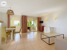 Domaine de Pont royal, spacieux et lumineux appartement de 41 m2,belle vue, localisé en angle, une chambre,  grande loggia terrasse, place de parking  sous la résidence 