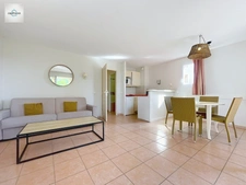 Domaine de Pont royal, spacieux et lumineux appartement de 41 m2,belle vue, localisé en angle, une chambre,  grande loggia terrasse, place de parking  sous la résidence 