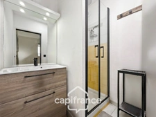 Renovated and air-conditioned 40m2 ground-floor apartment with one bedroom and shower room, covered terrace, and access to a private residential swimming pool.