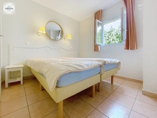 Domaine de Pont royal, spacieux et lumineux appartement de 41 m2,belle vue, localisé en angle, une chambre,  grande loggia terrasse, place de parking  sous la résidence 