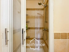 Domaine de Pont royal, BEL APPARTEMENT de 57 m2 1er étage avec ascenseur , terrasse vue dégagée, piscine en résidence.