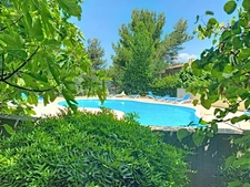 Appartement 40m2 rénové et climatisé, en rez de jardin , une chambre et sa salle de douche, sa terrasse couverte ,, piscine résidentielle intimiste
