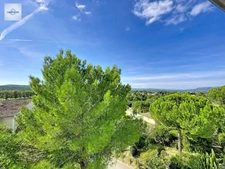 Domaine de Pont royal, spacieux et lumineux appartement de 41 m2,belle vue, localisé en angle, une chambre,  grande loggia terrasse, place de parking  sous la résidence 