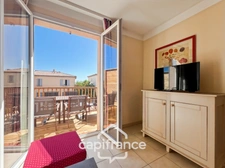 DOMAINE DE PONT ROYAL, maison  de 45 m2, élevée d'un étage,  2 vraies chambres, mitoyenne d'un seul côté, piscine privative, emplacement pour véhicule 