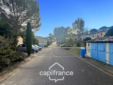 DOMAINE de PONT ROYAL, rental investment of a charming 45 m2 family bastidon, renovated and maintained, on one floor, comprising 2 bedrooms, garden and parking space