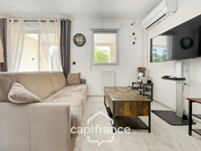 Renovated and air-conditioned 40m2 ground-floor apartment with one bedroom and shower room, covered terrace, and access to a private residential swimming pool.