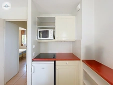 Domaine de Pont royal, spacieux et lumineux appartement de 41 m2,belle vue, localisé en angle, une chambre,  grande loggia terrasse, place de parking  sous la résidence 