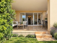 Domaine de Pont Royal  rez de jardin Appartement rénové et climatisé  de 43 m² avec terrasse, jardin et vue lac, place parking 