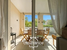 Renovated and air-conditioned 40m2 ground-floor apartment with one bedroom and shower room, covered terrace, and access to a private residential swimming pool.