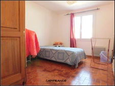 DIGNE-LES-BAINS 04000 A VENDRE Maison traditionnelle avec 2 appartements, terrain plat et clos, garage et cave