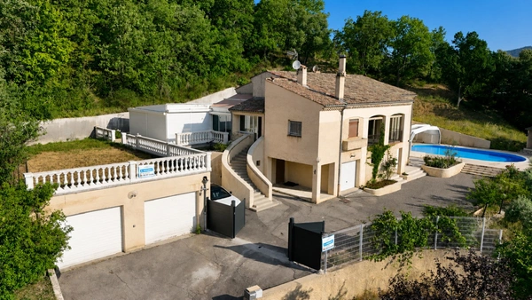 Maison bourgeoise avec piscine, vue dégagée et grand terrain CHAMPTERCIER (04)