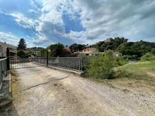 PEGOMAS, Terrain de 9 720,00 m² avec lots d'habitation et lots commerciaux loués