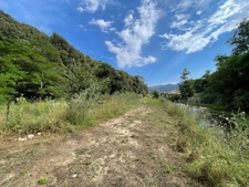 PEGOMAS, Terrain de 9 720,00 m² avec lots d'habitation et lots commerciaux loués