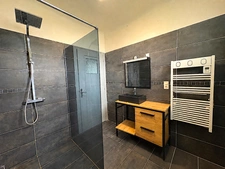 MAISON CONTEMPORAINE DE PLAIN-PIED AVEC DEPENDANCES SUR PLUS DE 1 HECTARE AVEC VUE PYRENEES 